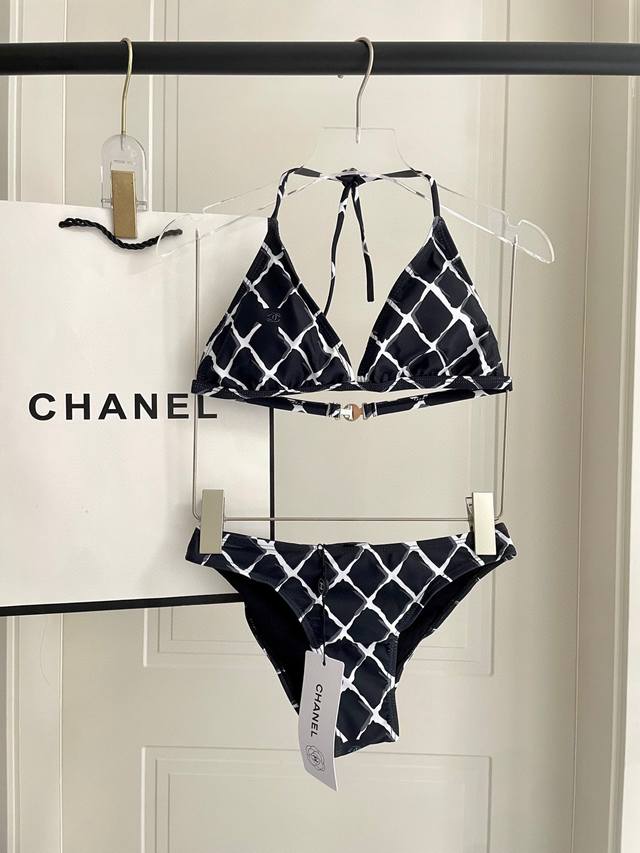 Chanel新款比基尼泳衣适合多种场景的游泳衣 海边 游泳池 温泉 水上乐园 漂流都可以内搭外穿也完全可以 面料 透气舒适 速干弹性的游泳衣更加帖肤易清洗 码数