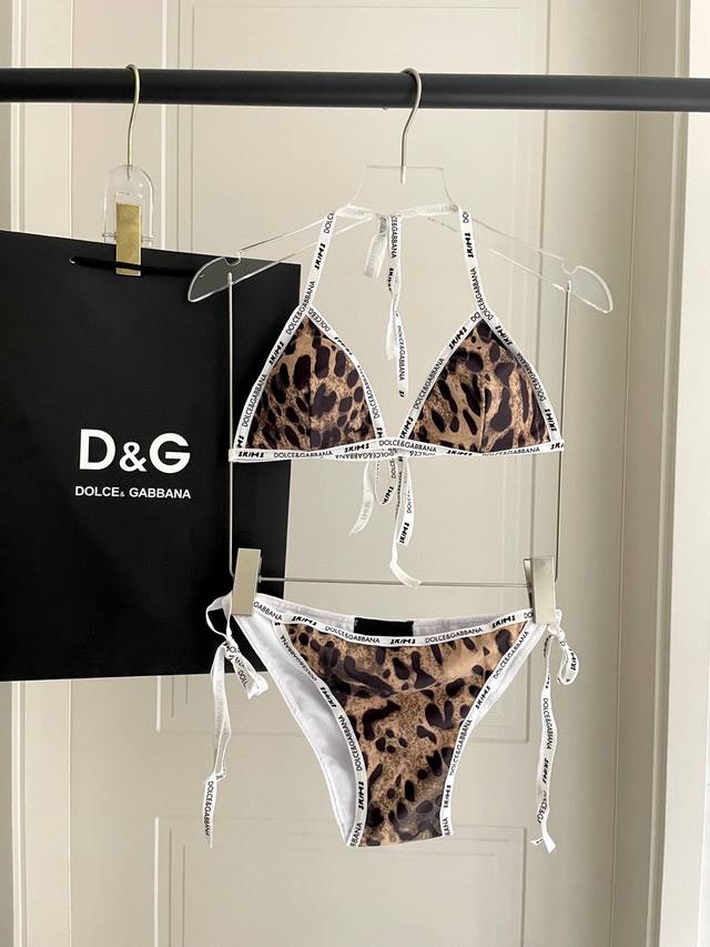 Dg新款分体式泳衣适合多种场景的游泳衣 海边 游泳池 温泉 水上乐园 漂流都可以内搭外穿也完全可以 面料 透气舒适 速干弹性的游泳衣更加帖肤易清洗 码数 S M