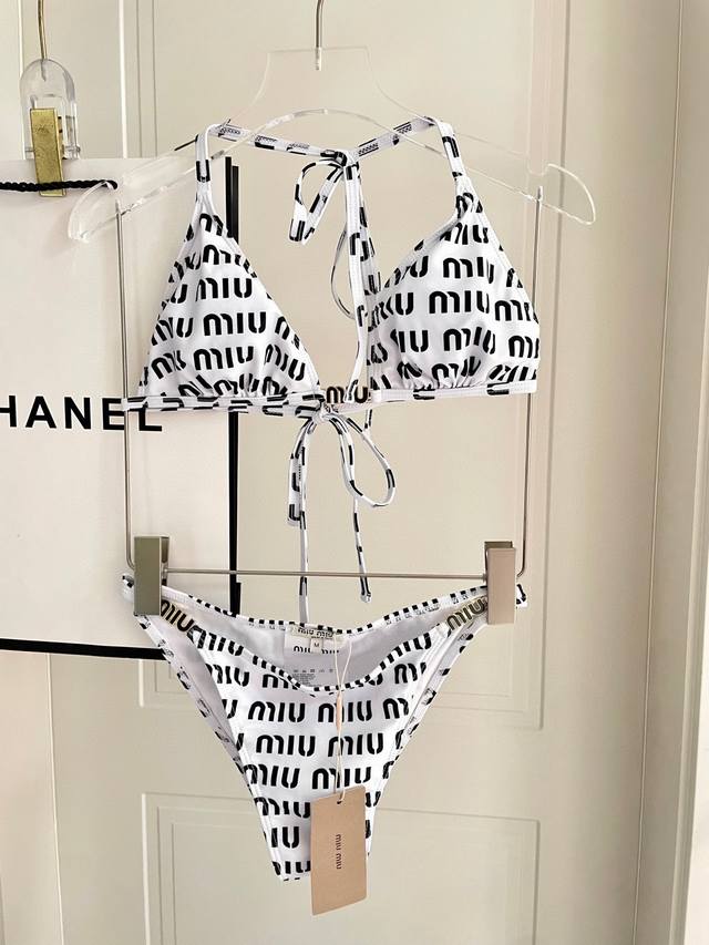 Miumiu缪缪新款比基尼适合多种场景的游泳衣 海边 游泳池 温泉 水上乐园 漂流都可以内搭也完全可以 连体设计遮肉显高挑 腹部有点肉肉也不影响咱美美的 背面设