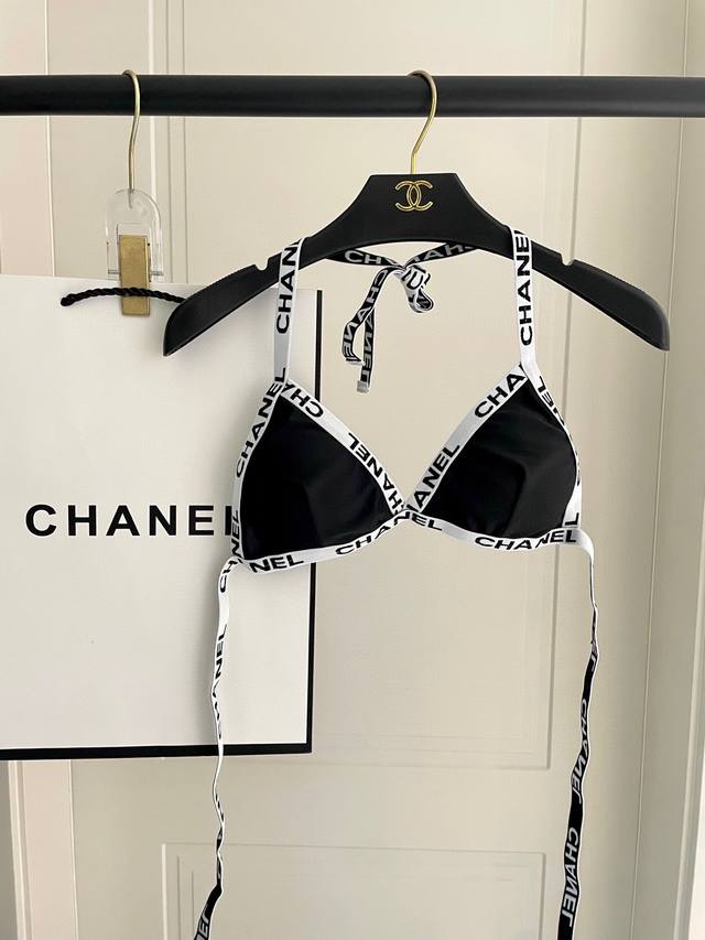 Chanel新款分体游泳衣适合多种场景的游泳衣 海边 游泳池 温泉 水上乐园 漂流都可以内搭也完全可以 连体设计遮肉显高挑 腹部有点肉肉也不影响咱美美的 背面设