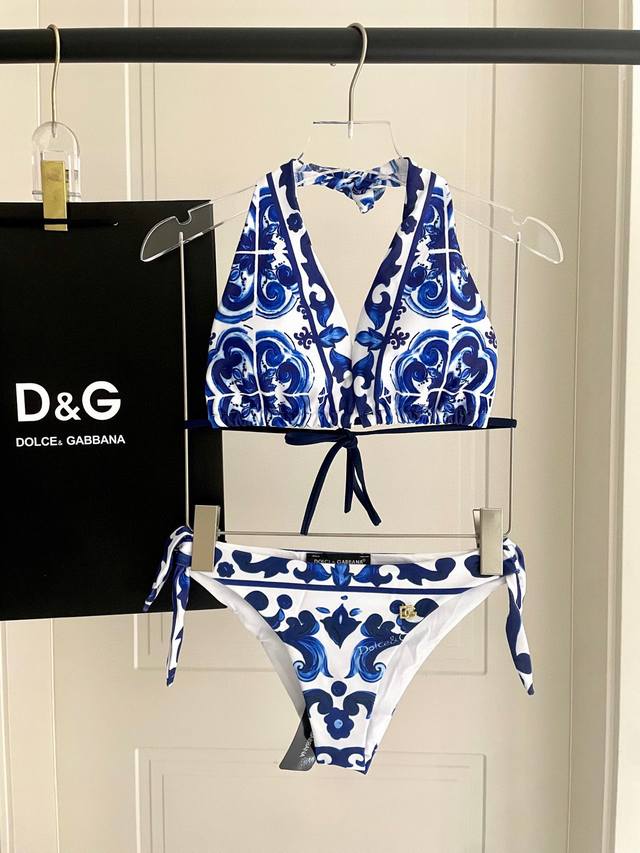 Dg专柜新款分体泳衣适合多种场景的游泳衣 海边 游泳池 温泉 水上乐园 漂流都可以内搭也完全可以 连体设计遮肉显高挑 腹部有点肉肉也不影响咱美美的 背面设计大露
