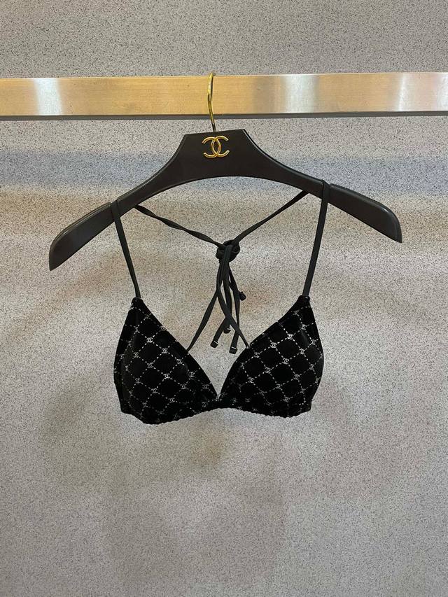 Chanel 丝绒比基尼泳衣 上身超级棒 同步各大专柜发售 自然而然呈现时尚感 十分减龄 具有年轻活力 Sml Xl