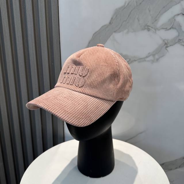 Miumiu缪缪限定新款灯芯绒棒球帽 灯芯绒纹理鸭舌帽 非常耐看的一款棒球帽~男女同款 日常出门 自带氛围感 偶尔换换感觉真的太棒了