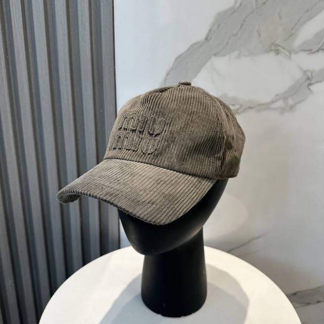 Miumiu缪缪限定新款灯芯绒棒球帽 灯芯绒纹理鸭舌帽 非常耐看的一款棒球帽~男女同款 日常出门 自带氛围感 偶尔换换感觉真的太棒了