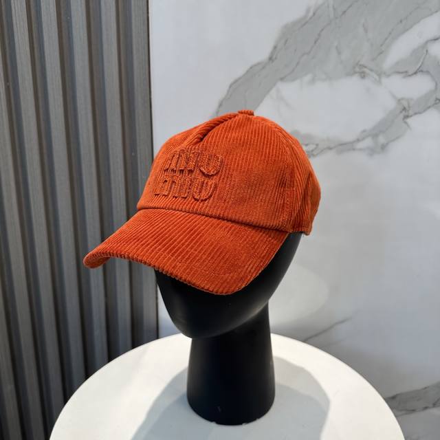 Miumiu缪缪限定新款灯芯绒棒球帽 灯芯绒纹理鸭舌帽 非常耐看的一款棒球帽~男女同款 日常出门 自带氛围感 偶尔换换感觉真的太棒了