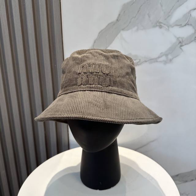 Miumiu缪缪限定新款灯芯绒渔夫帽 棒球帽 灯芯绒纹理渔夫 非常耐看的一款渔夫帽~男女同款 日常出门 自带氛围感 偶尔换换感觉真的太棒了