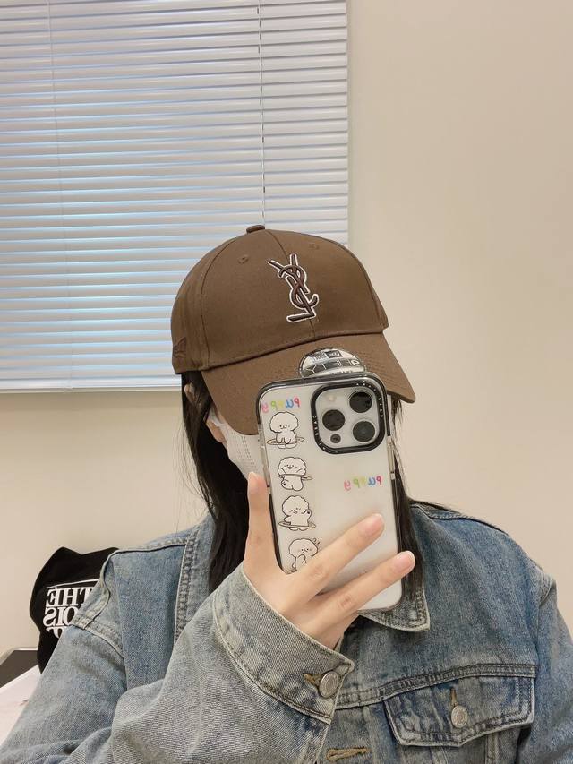 Ysl圣罗兰 专柜同款原单 字母刺绣棒球帽 韩系风 一款简单休闲风的棒球帽 是牛仔的款式 减龄百搭 适配度很高 简单随性~ 字母刺绣部分也很精细 出街拍照拗造型