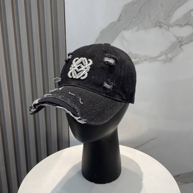loewe罗意威新款破洞洗水牛仔棒球帽 经典罗意威刺绣标志 男女同款 百搭透气 四季可佩戴