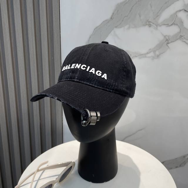 balenciaga巴黎世家新款Logo棒球帽 很酷的色系 男女佩戴都有不同Style 第一批抢先出货 巴黎粉必入款