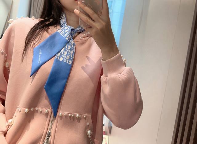 新款这款 迪奥Montaigne Mitzah 发带丝巾从标志性的 Dior 精品店地址汲取灵感 老花字母配条纹的款式经典 造型修长 两端尖角设计 背面饰以 C