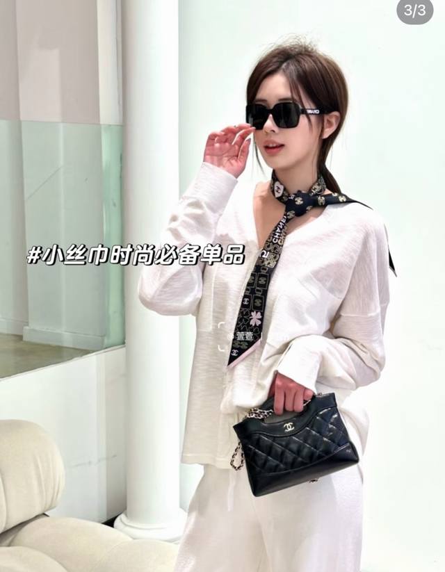 香奈儿Twilly小丝巾来了 Chanel 星光字母 名副其实的小可爱 人手三条闭眼收 我都不拦着 n久都没有见过这么好看的Twilly 真的是真香本香了 凹造