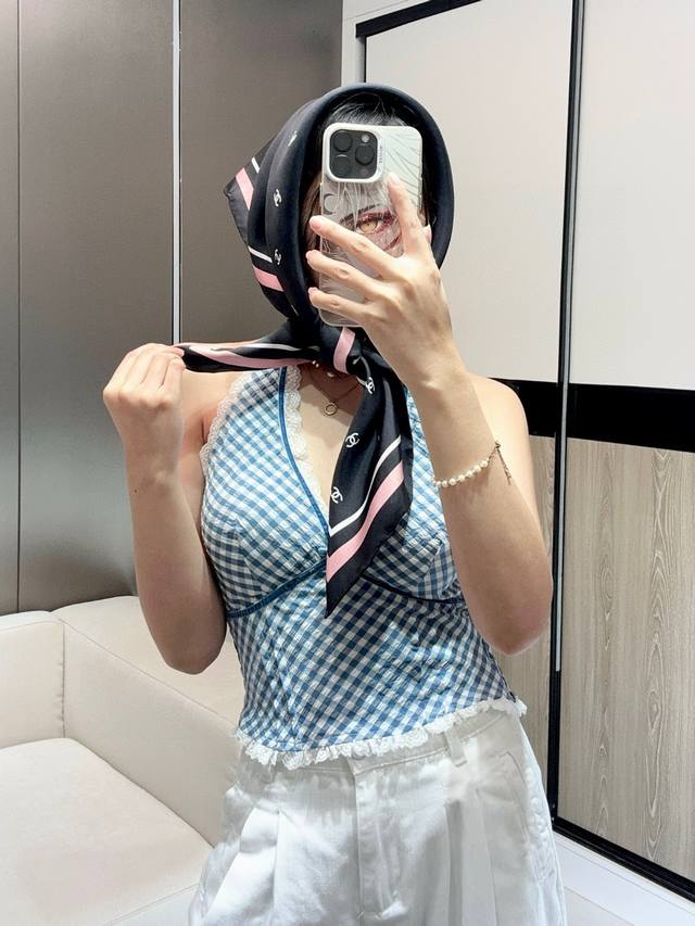25 蝴蝶结方巾 黑粉色 同款 size 90X90Cm 100%真丝 18Mm原单面料 触感柔滑细腻 亲肤舒适 标志性的双C小Logo搭配蝴蝶结提花设计 精致