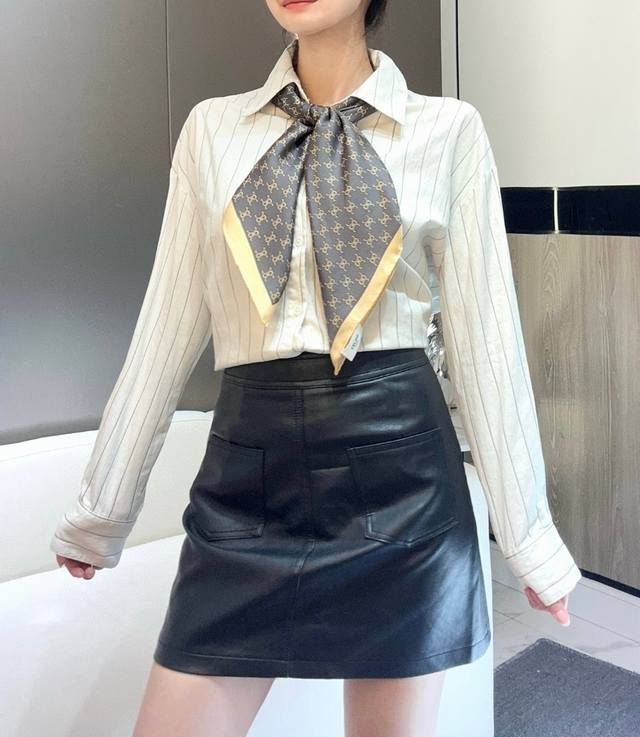 真丝上新 惊艳 披着围着都美的~让人过目不忘 Celine这款出来的效果真的 一秒美晕 太有设计感了 高级的丝巾 太美了太美了 怎么会有这么好看的花色啊天哪 三