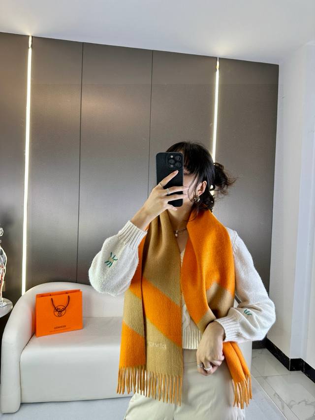 大H 双面提花加厚流苏小围巾 且买且珍惜 都是出口订单所以比较难遇东西讲究少而精 好看的一定要收这款H家围巾 款式很有男女性魅力 非常Classical的设计