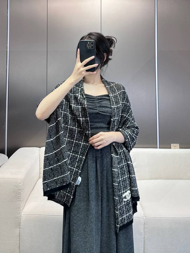 Vip限量版顶级旷世绝美小香 双C披肩 顶级高端货 绝对值得珍藏 香奈儿绝美百搭款有钱都很难订到顶级进口客供山羊绒 双层双面都微闪金银线 整条围巾阳光下散发出闪