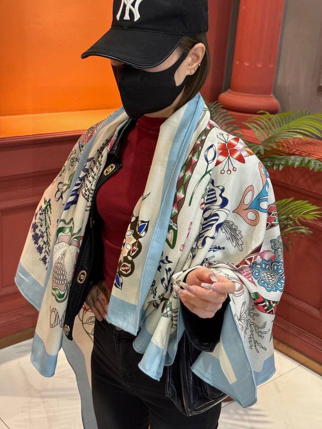 爱马仕 秋冬搭配利器顶级双面同色 版真丝羊绒披肩 1条等于2条 点睛精彩 图案和配色都超级喜欢 又一款双面配色工艺设计的丝绒披肩 超级喜欢 一条披肩等于两条穿出