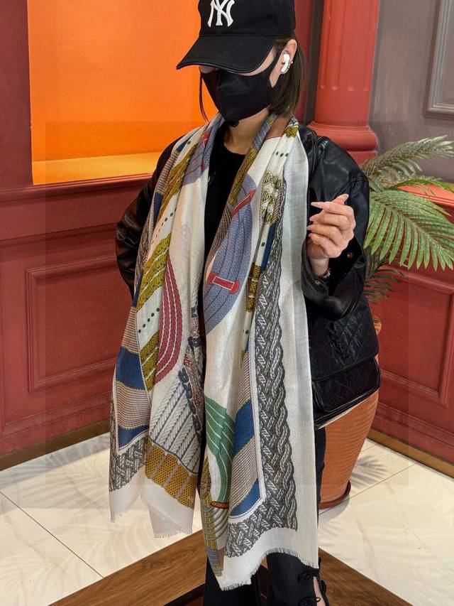 会发光发亮的围巾 爱马仕 专柜同步 买了都说好看羊绒印花推荐顶级工艺超值爱马仕专柜爆款羊绒方巾立体呈现图案纹路实物档次极高特殊工艺高端研发惊艳问世特殊尖端工艺处