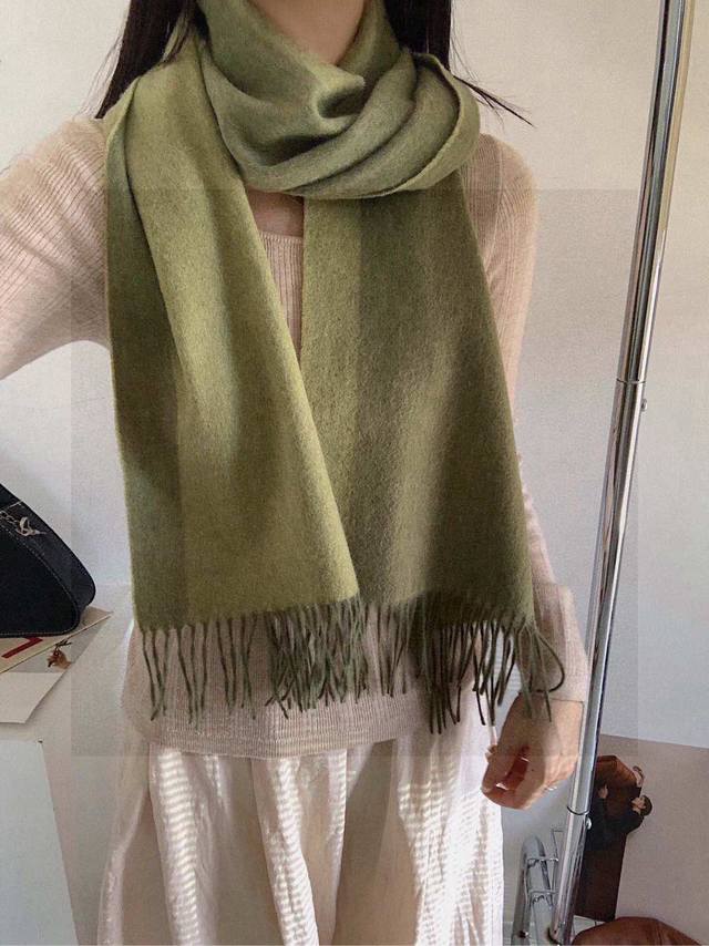 太美了 爱马仕 情侣款 美到要尖叫专柜最新款英伦欧美范儿 又是一款即时尚又实用的大围巾&长巾 撞色的颜色搭配很协调 围巾手感柔软 戴起来时尚暖和 大气有范儿 格