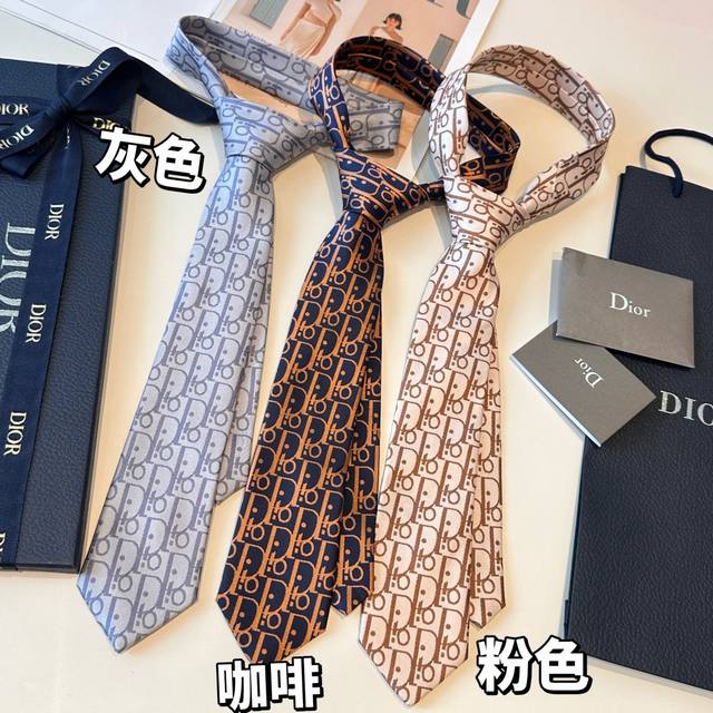 特Dior家款新领带 Dior男士Cd提领花带 稀有展现精湛工手与时尚优雅理的想选择 这采款用Do家最经极典具标志性Logo提制花成的领带 以同色调法手演绎的更