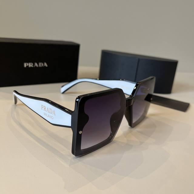 prada 太阳镜 普拉达墨镜今年最火爆的款式