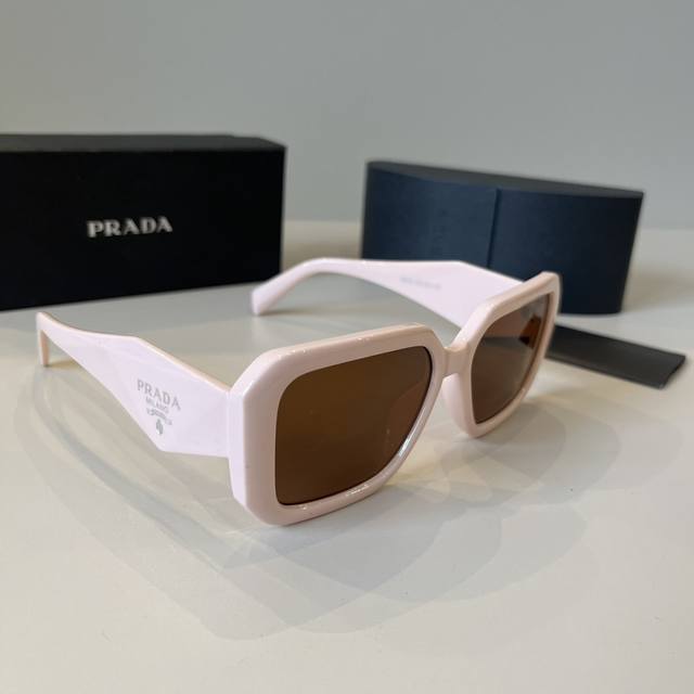 prada 太阳镜 普拉达销量冠军款 Spr17Wf 今年最火爆的款式