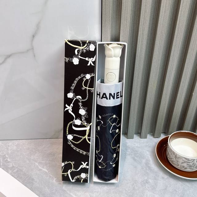 Chanel 香奈儿 2025夏季新款 全自动折叠晴雨伞 黑色涂层防晒有效阻隔紫外线99%，Upf 50 所以能起到伞下体感降温的效果！ 有效隔热，高效防晒 一