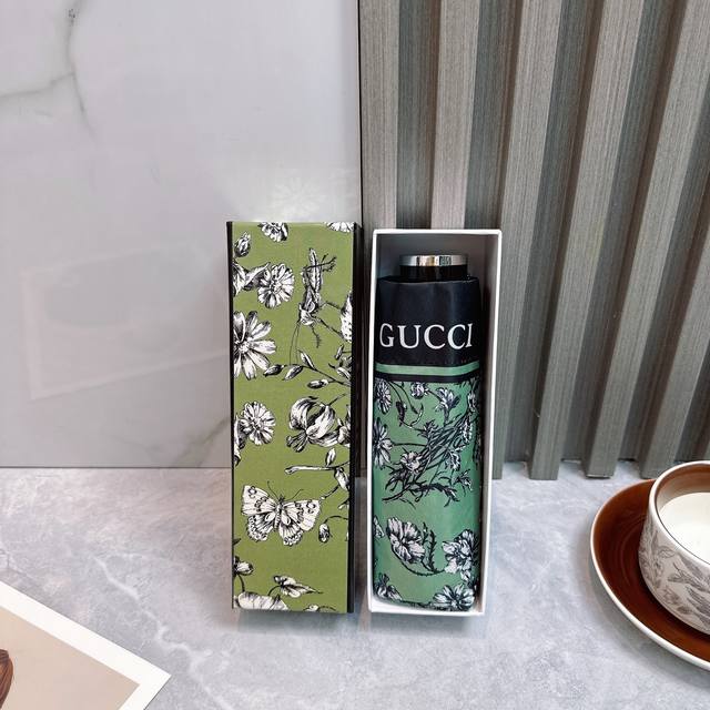 古驰Gucci 五折防晒睛雨伞 2570夏季新款 折叠晴雨伞 内里黑色涂层防晒有效阻隔紫外线99%，Upf 50 所以能起到伞下体感降温的效果！ 有效隔热 高效