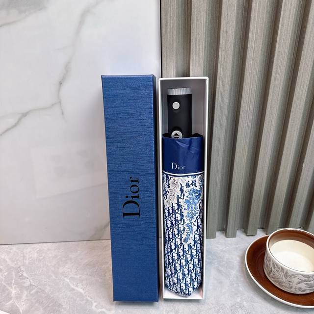 迪奥Dior 三折防晒睛雨伞 2570夏季新款 全自动折叠晴雨伞 内里黑色涂层防晒有效阻隔紫外线99%，Upf 50 所以能起到伞下体感降温的效果！ 有效隔热