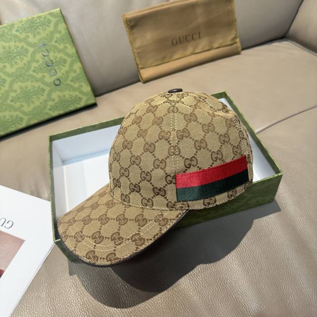 配盒子布袋，Gucci 古奇 新款原单棒球帽， 红绿织带，1:1开模订制，原版帆布料+头层牛皮，代购热门，男女可用百搭款，质量超赞！基础头围56，贴片可调节。