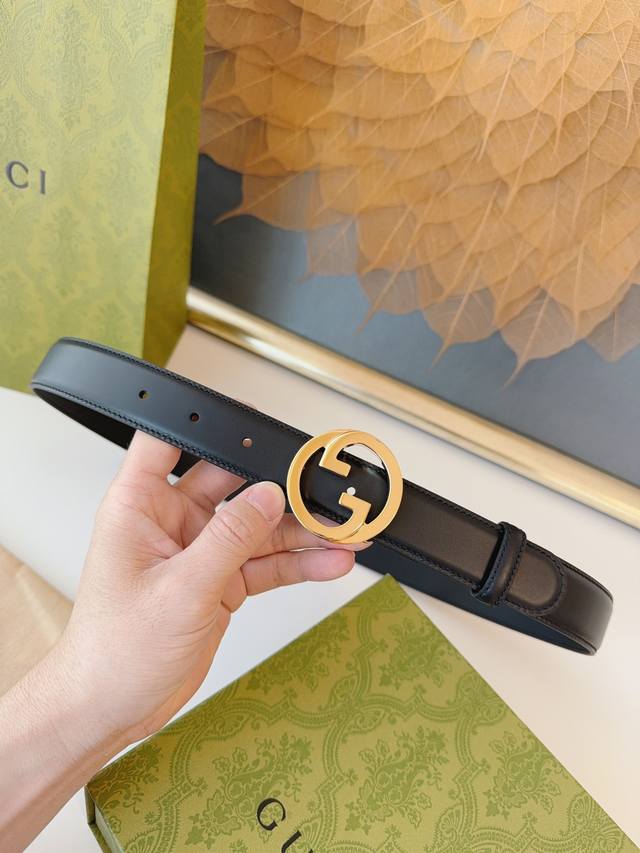 Gucci 新款圆形互扣式双G搭扣，配饰和成衣单品继续焕新演绎和呈现品牌经典细节。这款黑色皮革腰带的独到亮点就是经典交织字母配件的新颖诠释。本款腰带时尚百搭休闲