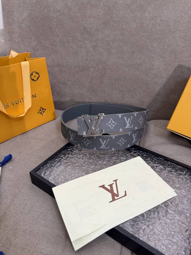 Lv男士新款皮带寬度4Cm 訂製帆布面料飾有全新的圖案效果 颜色纯正 衬托進口小牛皮配色底 搭配精緻的字母搭扣 手感极佳