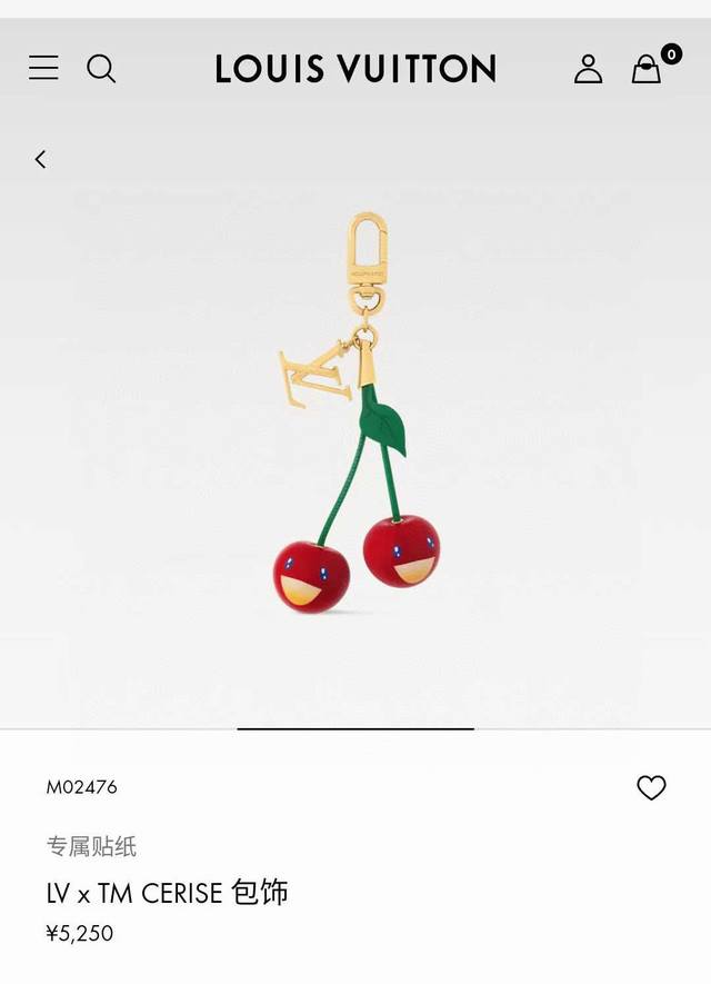 Lv 钥匙扣 包包挂件X Tm Lv Cerise 包饰出自路易威登 村上隆复刻系列，以莹泽金属和有机玻璃演绎趣味设计。鲜活樱桃装饰道出日本艺术家的灵动笔触，L