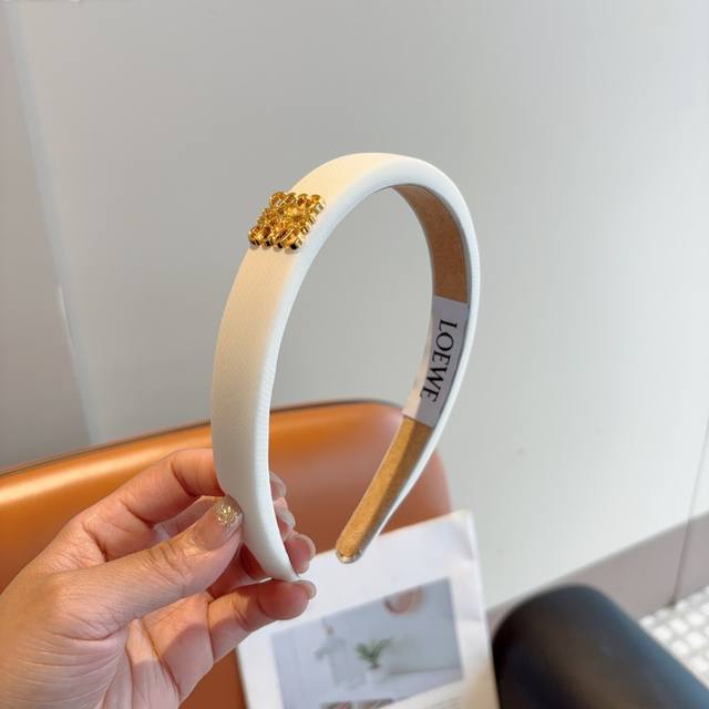 配包装 Loewe 罗意威 火爆新款海绵发箍特供面料头箍、尖端网红最新款来袭 ！ 清新淑女范让时尚更简单！