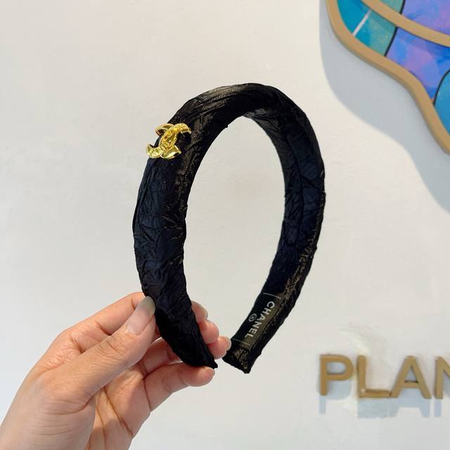 配包装 Chanel 香奈儿 最新款小香发箍，新品巨显脸小头箍，网红爆款推荐 搭配高端双ＣLogo ，超精致时尚百搭！
