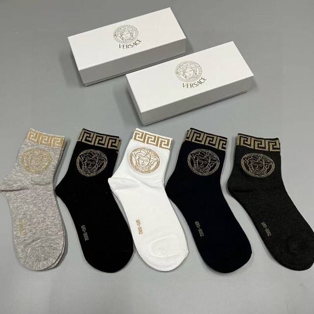 特 Versace 范思哲新品男款袜子 一盒五双 纯棉材质织造，超柔软舒适，提花经典美人头图标，完全彰显该品牌男士的低调奢华风格，Ins超火爆小单品，大牌出街，