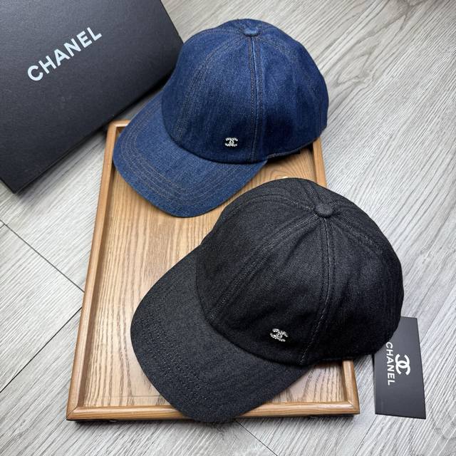 特价 。C家。Chanel 2025新品带钻鸭舌帽！延续了Chanel一贯的素雅简约的风格，内敛含蓄却又热情洋溢！正品开模、非常百搭、男女通用！亲们可以看细节！