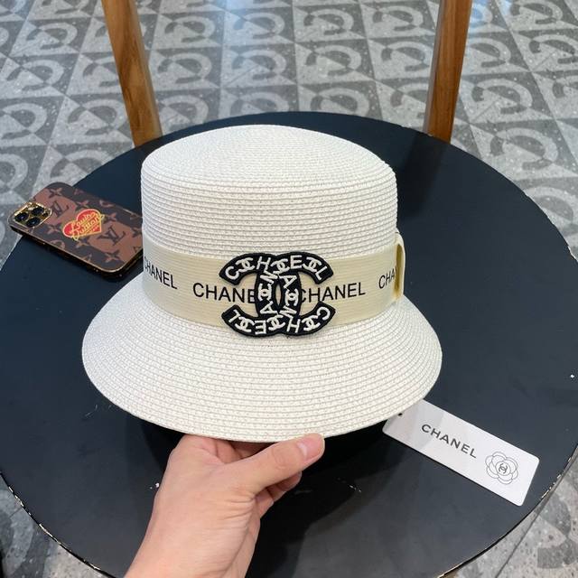 Chanel香奈儿 新款草桶帽编遮阳大帽檐草帽沙滩风格，简约大方，百搭单品～外出首选，新款帽型超美腻，出门必带