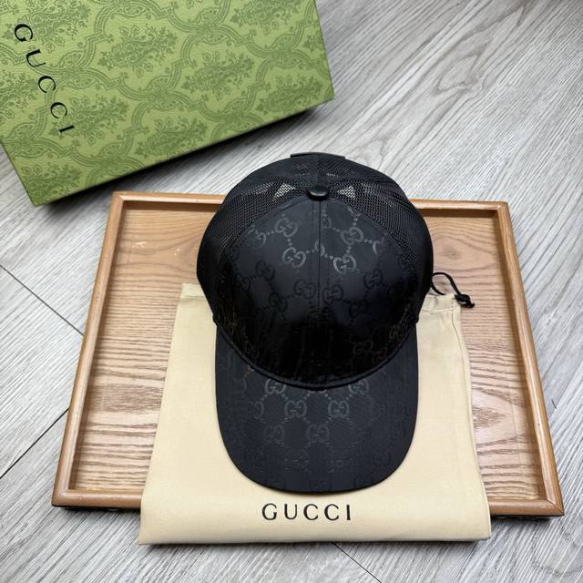 G家。 原版网帽里布 1:1开模定制棒球帽 原版内里原版标！带原版编码！专柜最新款！原厂布料！细节堪称完美，原厂品质，独家实物拍摄，男女适用。配原版盒子，布袋，