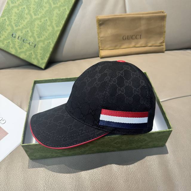 配盒子布袋，Gucci 古奇 新款原单棒球帽， 三色织带，1:1开模订制，原版帆布料+头层牛皮，红色皮边帅气时尚，代购热门，男女可用百搭款，质量超赞！基础头围5