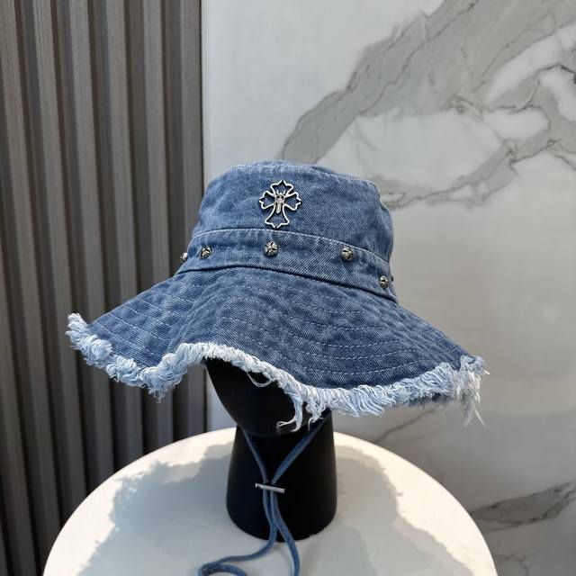克罗心新款散须软牛仔渔夫帽 夏天来了，炎热的天气下，一顶好看的帽子成为了必不可少的时尚单品。这款牛仔渔夫帽，既有时髦的外观，又能有效防晒，让你在街头巷尾成为最时