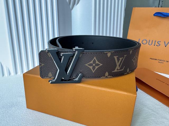 驴牌～ Initiales双面腰带融合Monogram Eclipse和全新Monogram. Eclipse Reverse图案，以摩登视角烘托经典L～V字母