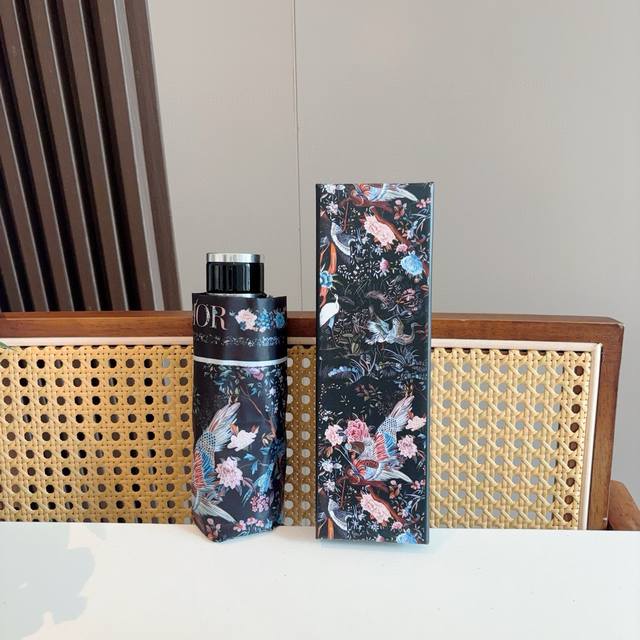 Dior 迪奥 五折手开折叠伞 超轻口袋 仅18Cm 热卖款 时尚指数爆表 无论晴天雨天使用都相当益彰 原单代工厂P级别品质 超轻铝合伞骨 选用进口Uv防紫外线