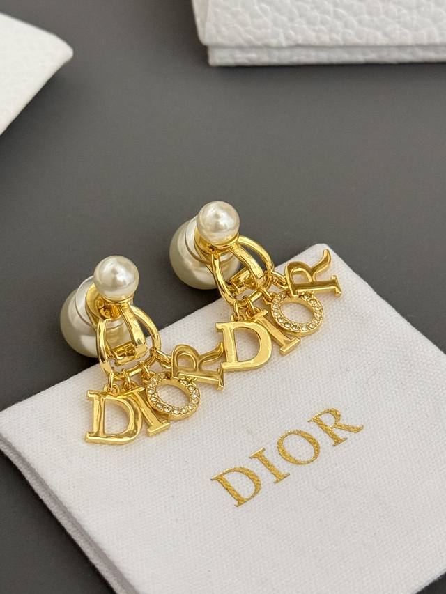 高品质 细节如图金色耳夹 D字母配件耳夹 Z 5400，时尚独特个性款，珍珠+Dor字母元素搭配，简单而不简约，非常显气质高贵！