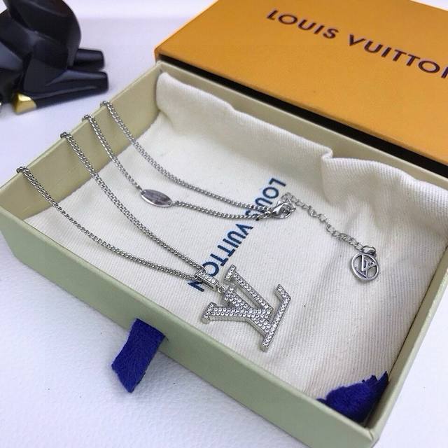 元配图片原版包装 Louis Vuitton官网Lv项链。 项链采用剔透水晶镶嵌品牌标识Lv吊坠，刻有路易威登全称标识，在可调节链条上轻轻悬挂，共同释放璀璨光芒