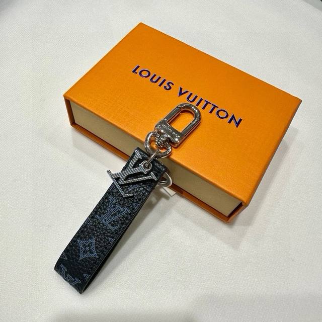 配图片原版包装 Louis Vuitton官网M63620 Lv Cloches-Cles包饰与钥匙扣。 借鉴旅行袋中的钥匙扣设计，可满足各种时尚品味的实用配饰