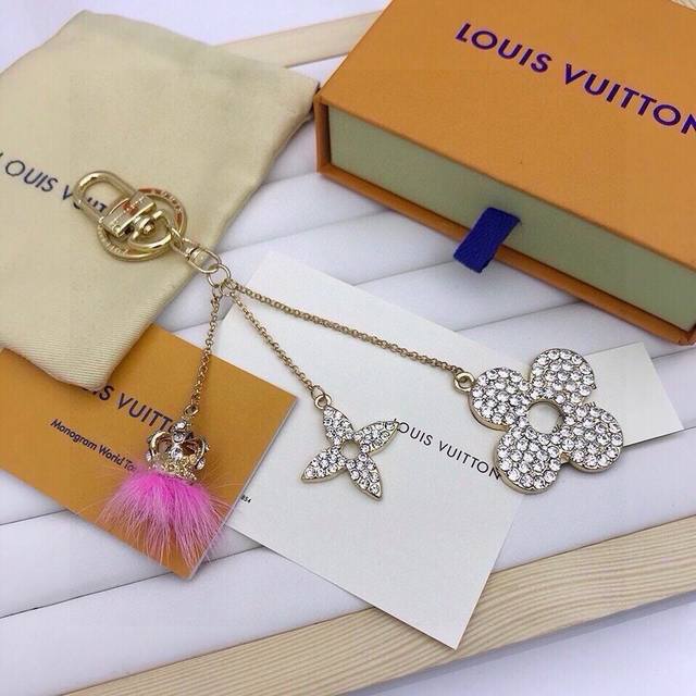 配图片原版包装 Louis Vuitton 路易威登毛球四叶草包包挂饰 钥匙扣 捷克水钻四叶草 五金为进口钢 原版雕刻Logo Monogram 花卉在 Blo