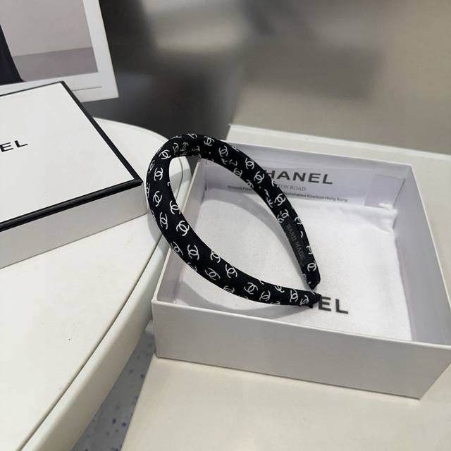 配包装盒 Chanel 香奈儿 最新款小香发箍，超级好看！名媛范儿十足，小仙女必备
