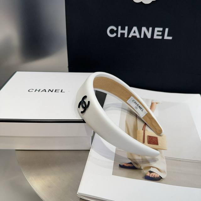 配包装盒 Chanel 香奈儿 最新小香发箍。简单实用，时尚潮流。非常好看！小仙女必备