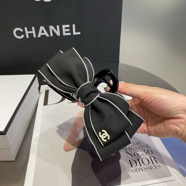配包装盒 Chanel 香奈儿 最新款小香大抓夹，名媛范儿十足，时尚潮人必备
