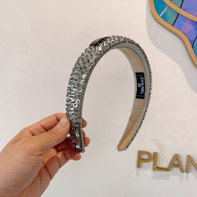 配包装 Chanel 香奈儿 新款欧美亮片闪钻小香发箍，新品巨显脸小头箍，网红爆款推荐 搭配高端双ＣLogo ，超精致时尚百搭！